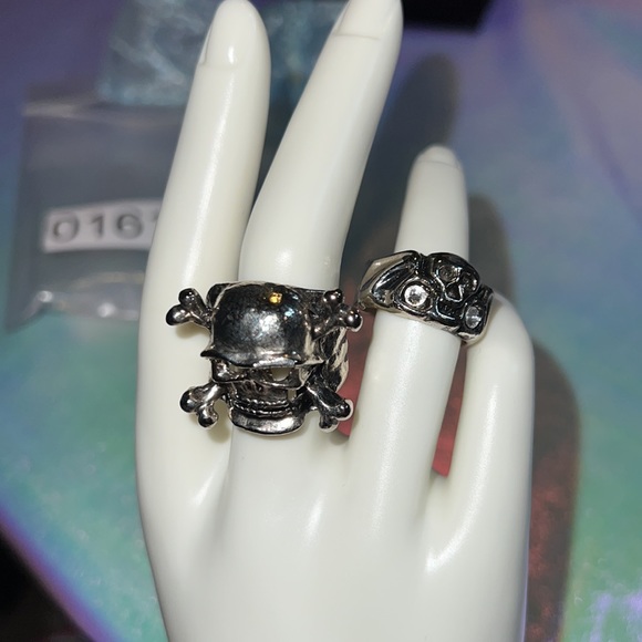 2 pairs adjustable Silver Tone SKULL rings - Picture 2 of 12